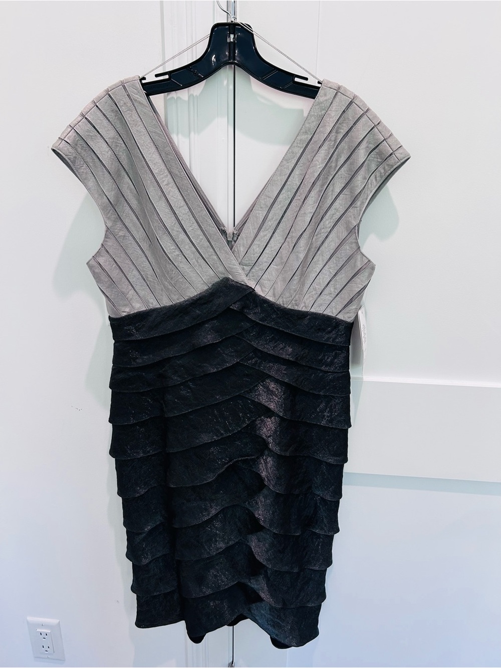 Evening Dress NWT Adrianna Papell Gray and Black V-Neck Tiered Midi Dress